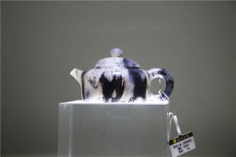 成品玉壶上惯有水墨画的元素
